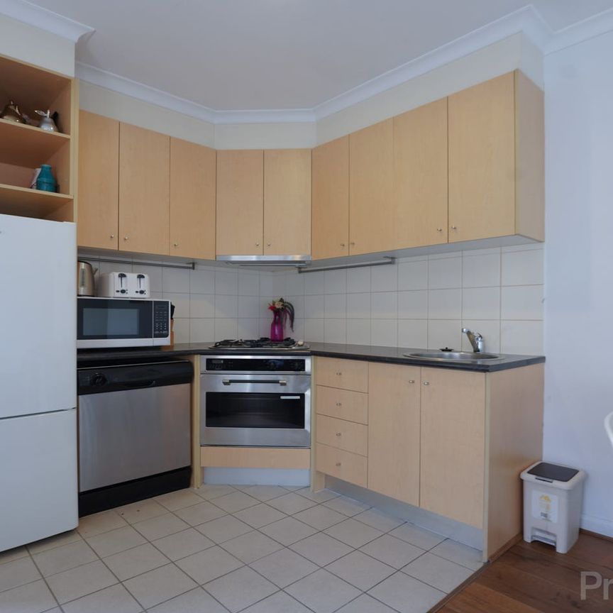 Furnished Fifth-Floor Apartment with Gym, Pool & Sauna Access - Photo 1