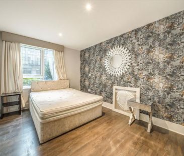 3 bedroom flat to rent - Photo 4