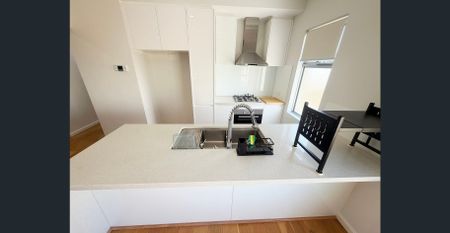 Stylish, Secure & Exceptionally Located – Parkside Living in Boutique Complex - Photo 4