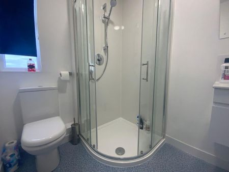 1 bedroom in a house share to rent - Photo 5