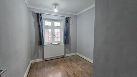 3 bedroom end of terrace house to rent - Photo 3