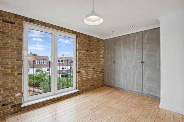 3 bedroom house in London - Photo 1