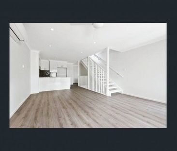 Modern 3 Storey Townhouse - Photo 2