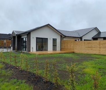 2 Bedroom in Riverhead - Photo 4