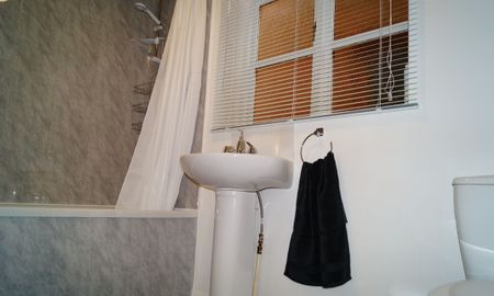 Bright & Modern Room | Quiet Neighborhood 🌿 Room 1 - Executive Double - Ground Floor - Photo 2