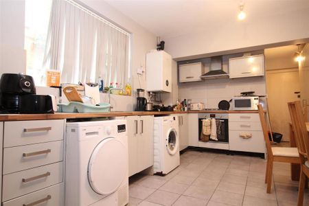 1 bedroom in a house share to rent - Photo 3