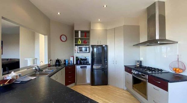 Designed for large-scale living and entertaining - Photo 1