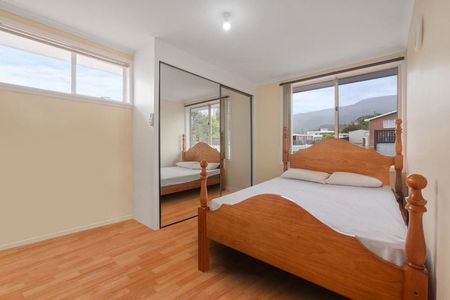 Easy-Care, Updated Claremont Home - Photo 4