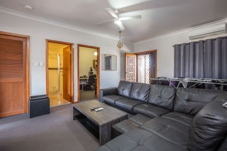 TWO BEDROOM UNIT CLOSE TO SHOPS - Photo 3