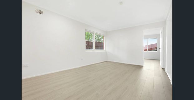 Recently updated residence in convenient locale - Photo 1