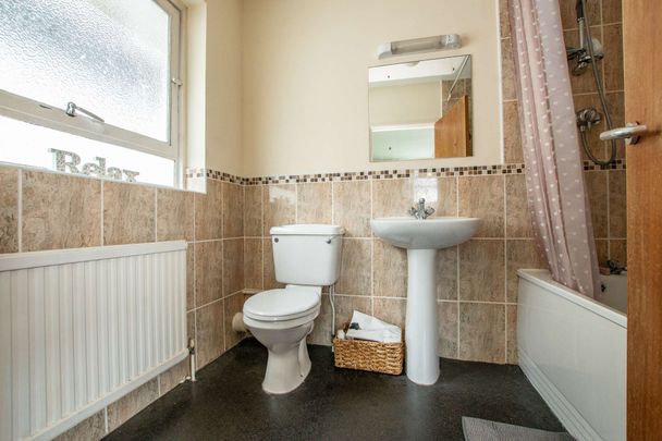 Large detached property with spacious garden - Photo 1