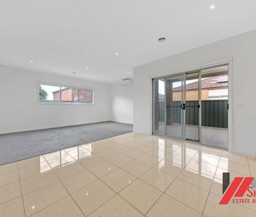 STYLISH 4 BEDROOM FAMILY HOME ! - Photo 4