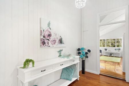 Stunning traditional Queenslander, walk to beach - Photo 4