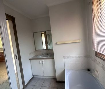 72 Bellevue Drive, Berwick - Photo 4