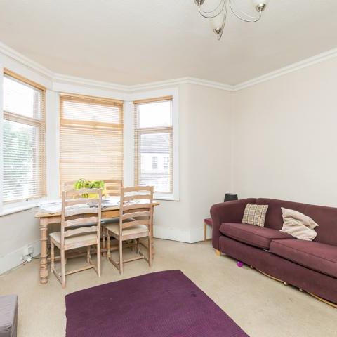 Lovely & Spacious 1 bedroom property with garden near Piccadilly line - Photo 1