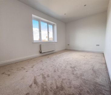 4 bedroom detached house to rent - Photo 4