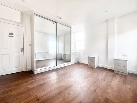 Hanworth Road, Hounslow, TW3 3TU - Photo 1