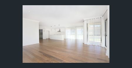 Spacious Family Home in a Prestigious Benowa Location - Photo 3