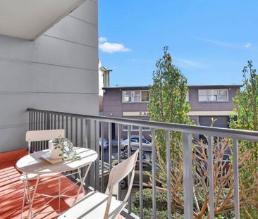 Pole position apartment with amazing finishes and private outlook - Photo 5
