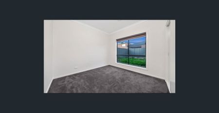 Spacious 4-Bedroom Family Home in a Prime Location! - Photo 3