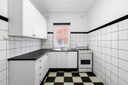 Charming Two-Bedroom Apartment in a Quiet Rustic Block - Photo 2