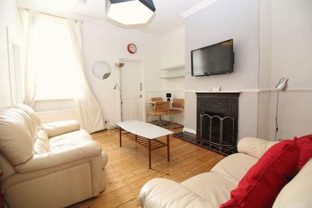 3 bedroom flat to rent - Photo 3