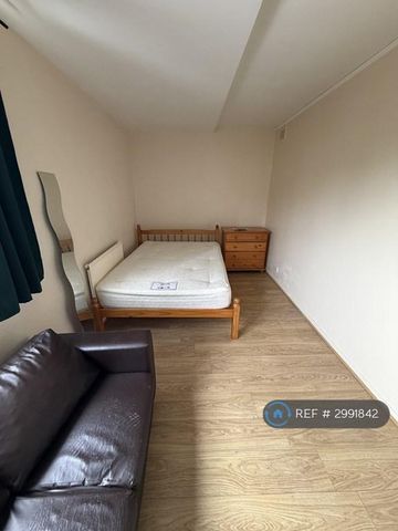 4 bedroom flat to rent - Photo 3