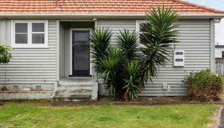 2 bedroom freshly renovated with big section - Photo 4