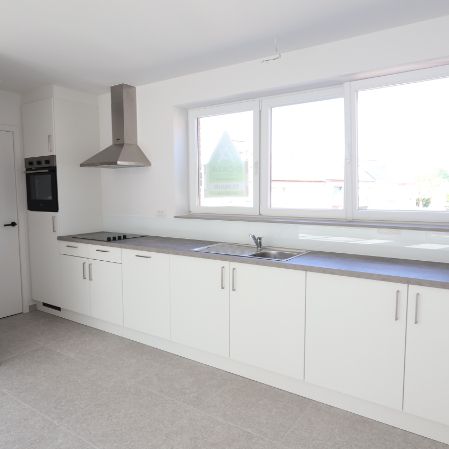 Ruime bel-etage woning met terras en garage in Ardooie - Photo 1