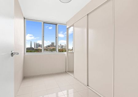 Two Bedroom Apartment with Sweeping City Views - Photo 2