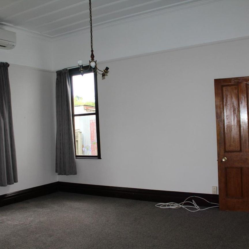 Large Villa with fully fenced backyard! - Photo 1