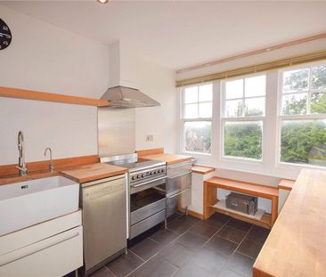 2 bedroom Flat in The Avenue, Crowthorne - Photo 5