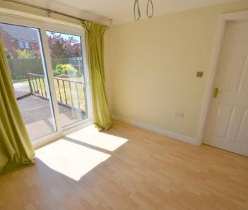 4 bedroom Detached house To Let - Photo 3