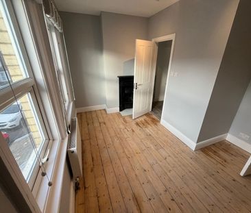 4 Bed Terraced House, Norris Road, RG6 - Photo 2