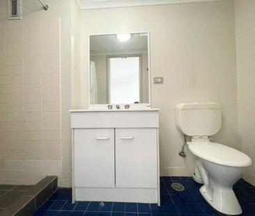 Furnished Loft in the Heart of Broadway – Prime Student Location - Photo 5