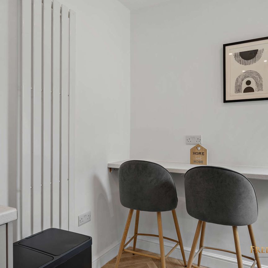 Derbyshire Lane Room 2 - Photo 1