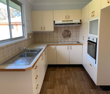 Sunny Four Bedroom Home - Photo 5