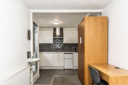 1 bedroom in a house share to rent - Photo 4