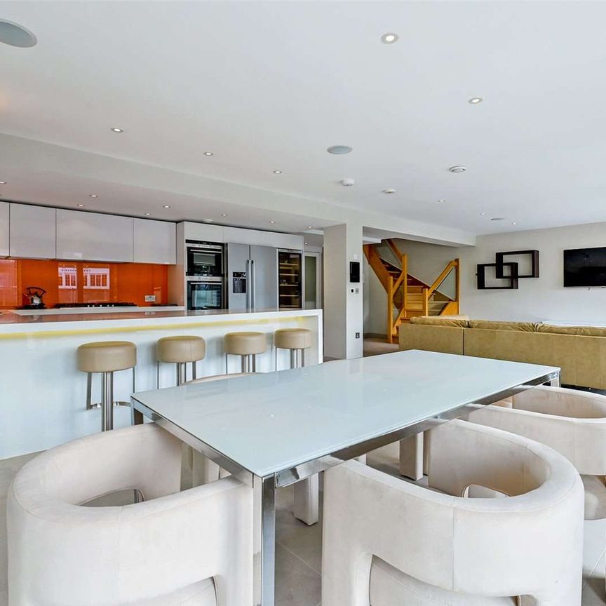 Superb furnished apartment in outstanding riverfront location with views to Windsor Castle over the River Thames. - Photo 1