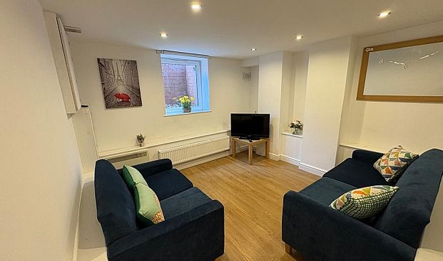 Fantastic 5 bedroom student property with 2 modern bathrooms - Photo 1