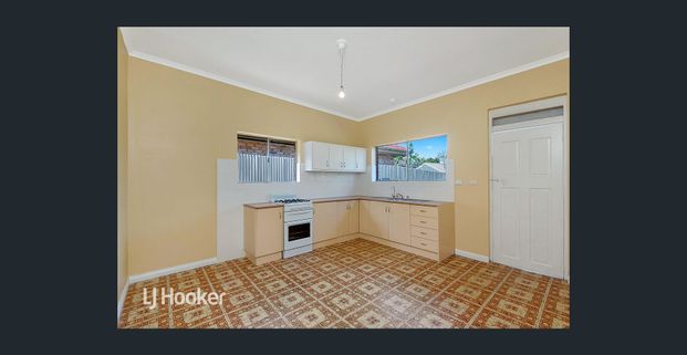 Charming Villa in Central Woodville Location - Photo 1