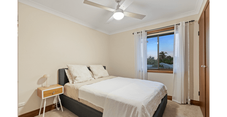 SPACIOUS FAMILY HOME WITH POOL, MULTIPLE LIVING AREAS & DUAL LIVING POTENTIAL - Photo 3