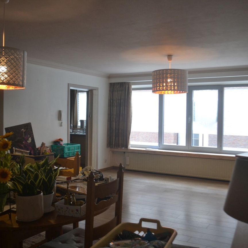 Nabij het centrum gelegen ruim appartement met staanplaats en 2 slaapkamers. - Photo 1