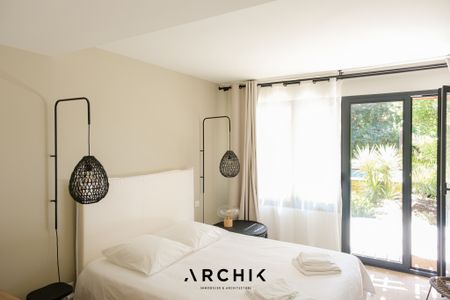 Architecture contemporaine bardée de bois, cette maison de 160 m2, sur un terrain de 645 m2, est idéalement située dans un quartier prisé du Pyla. - Photo 5