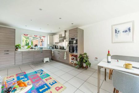 4 bedroom detached house to rent - Photo 3