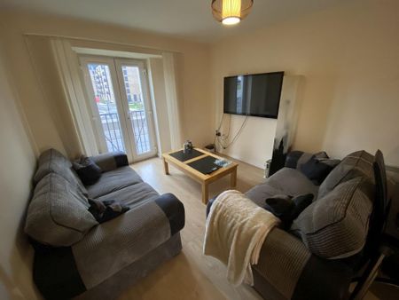 2 bedroom flat to rent - Photo 2