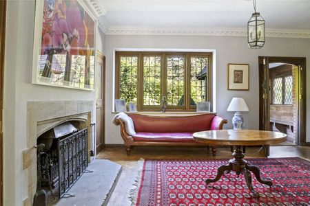 Elegant Edwardian country house with pool, tennis court and five acres of gated grounds. The property is offered furnished or unfurnished. - Photo 2