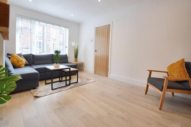 4 bedroom end of terrace house to rent - Photo 1