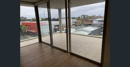 Priced for referenced tenant - Walks to railway station - Photo 4