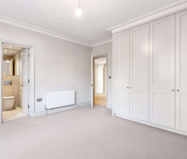 A newly refurbished three bedroom flat within an imposing Victorian... - Photo 4